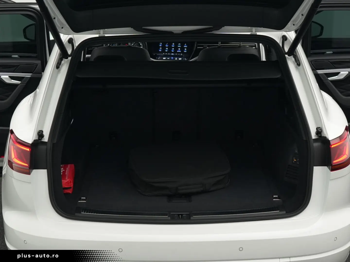 VW Touareg R 3.0 TSI eHybrid 4M  Luft PANO AHK 21