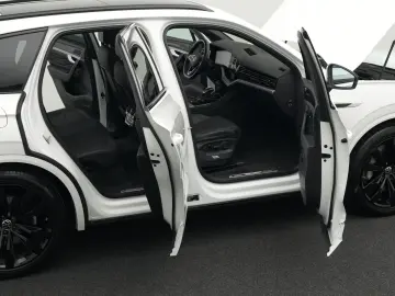 VW Touareg R 3.0 TSI eHybrid 4M  Luft PANO AHK 21