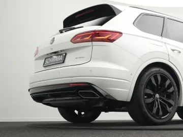 VW Touareg R 3.0 TSI eHybrid 4M  Luft PANO AHK 21