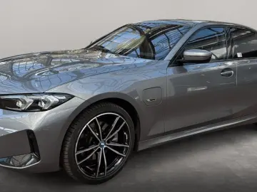BMW 330E LIMOUSINE
