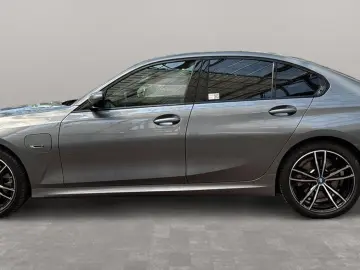 BMW 330E LIMOUSINE