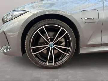 BMW 330E LIMOUSINE
