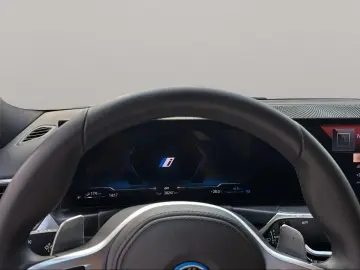 BMW 330E LIMOUSINE