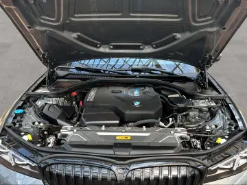 BMW 330E LIMOUSINE