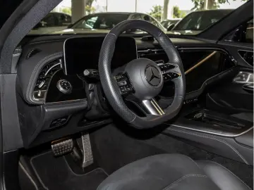 MERCEDES-BENZ E 220 d 4M AMG-Sport Super Pano Burm AHK Night