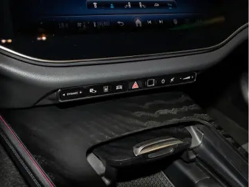 MERCEDES-BENZ E 220 d 4M AMG-Sport Super Pano Burm AHK Night