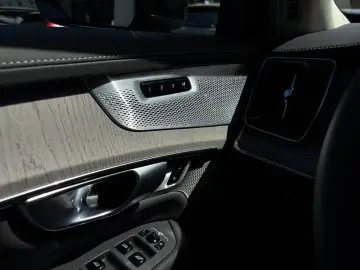 VOLVO XC90 T8 PlusDark  Massage Ventil AirSusp B&W 360