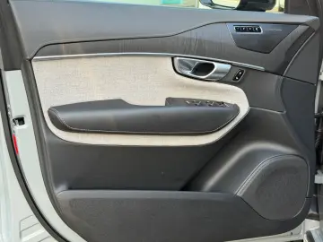 VOLVO XC90 T8 Dark Luft AHK Pano H&K Unfallfrei wieNEU