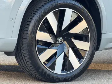 VOLVO XC90 T8 Dark Luft AHK Pano H&K Unfallfrei wieNEU