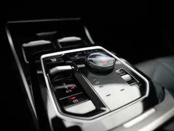 BMW 740d M-Paket ICONIC CinemaTV SkyLounge 360  HUD