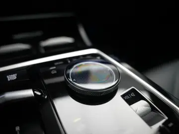 BMW 740d M-Paket ICONIC CinemaTV SkyLounge 360  HUD