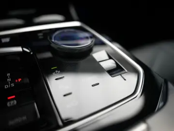 BMW 740d M-Paket ICONIC CinemaTV SkyLounge 360  HUD