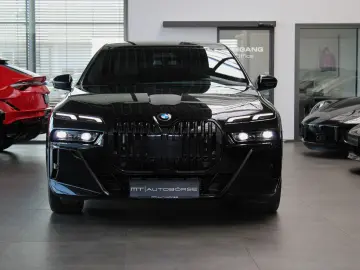 BMW 740D XD  M SPORT PRO  THEATRE B&W SKY-LOUNGE 21