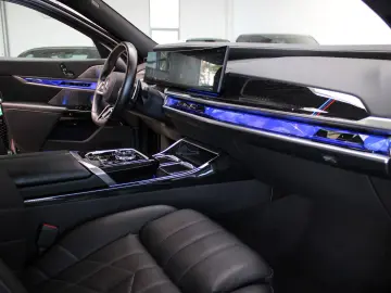 BMW 740D XD  M SPORT PRO  THEATRE B&W SKY-LOUNGE 21