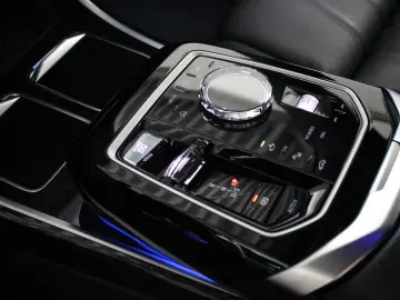 BMW 740D XD  M SPORT PRO  THEATRE B&W SKY-LOUNGE 21