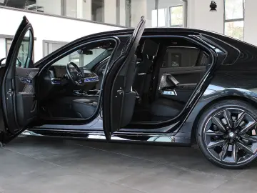BMW 740D XD  M SPORT PRO  THEATRE B&W SKY-LOUNGE 21