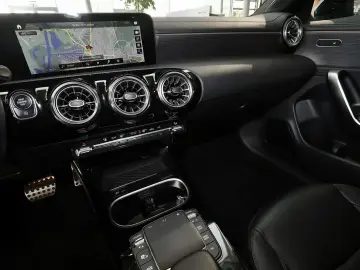 MERCEDES-BENZ CLA 200 4M Coupé AMG DISTRO PANO M-LED 19
