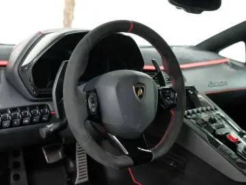 LAMBORGHINI Aventador SVJ Verde Alceo Matt Carbon Lift