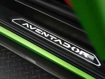 LAMBORGHINI Aventador SVJ Verde Alceo Matt Carbon Lift