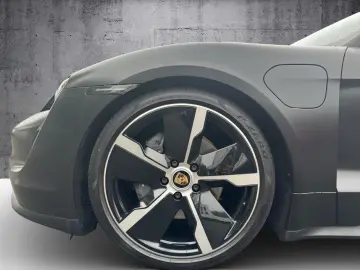 PORSCHE Taycan Sport-Chrono-Paket Sound-System BOSE