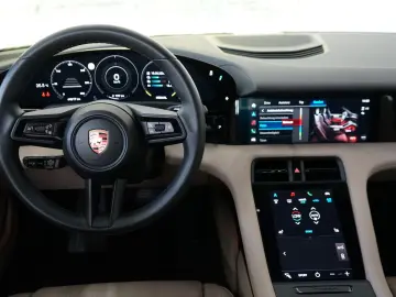 Porsche Taycan Sport Turismo Chalk Pano InnoDrive Cam