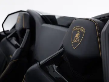 LAMBORGHINI Huracán Evo Spyder Violet Carbon Lift
