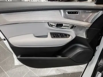 VOLVO XC90 Ultra Bright Recharge Plug-In Hybrid AWD T8