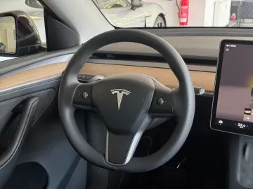 TESLA Model Y Long Range Dual Motor AWD MidnightCherry