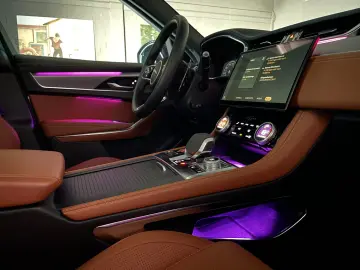 Jaguar F-PACE D200R-Dynamic SE AWDBLACK PACK1.HAND