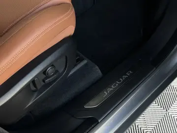Jaguar F-PACE D200R-Dynamic SE AWDBLACK PACK1.HAND