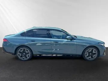 BMW 550e xDrive Xdrive Cape York Green Metallic