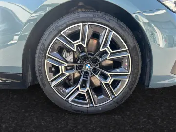 BMW 550e xDrive Xdrive Cape York Green Metallic