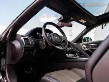 Jaguar F-Type P300 Coupé   Panoramic   Meridian   20”