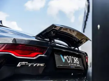 Jaguar F-Type P300 Coupé   Panoramic   Meridian   20”