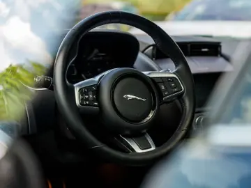 Jaguar F-Type P300 Coupé   Panoramic   Meridian   20”