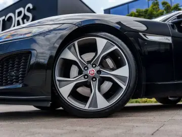 Jaguar F-Type P300 Coupé   Panoramic   Meridian   20”