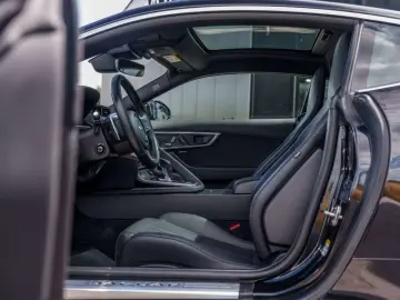 Jaguar F-Type P300 Coupé   Panoramic   Meridian   20”