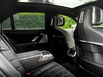 BMW 740d xDrive   PANO   MASAJ   HUD   360    SOFT CLOSE