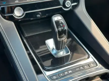Jaguar F-PACE SVR AWD V8 551 CP   360  Meridian