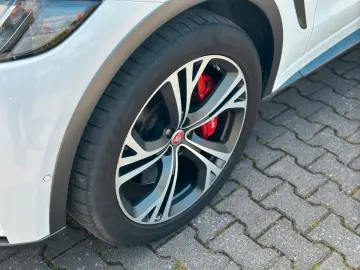 Jaguar F-PACE SVR AWD V8 551 CP   360  Meridian