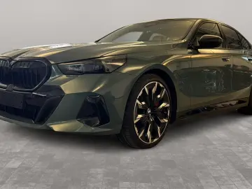 BMW 550e xDrive Cape York Green  Panorama M Carbon Exterior