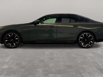 BMW 550e xDrive Cape York Green  Panorama M Carbon Exterior