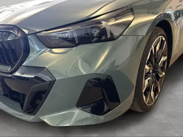 BMW 550e xDrive Cape York Green  Panorama M Carbon Exterior