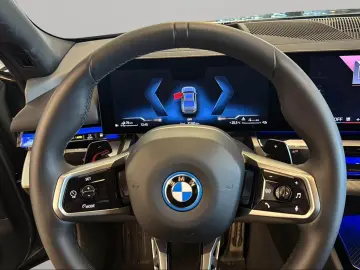 BMW 550e xDrive Cape York Green  Panorama M Carbon Exterior