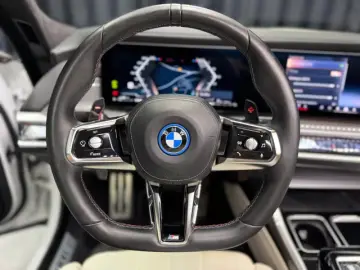 BMW M760 e xDrive M-SPORT TV B&W SKY-LOUNGE MEGAVOLL