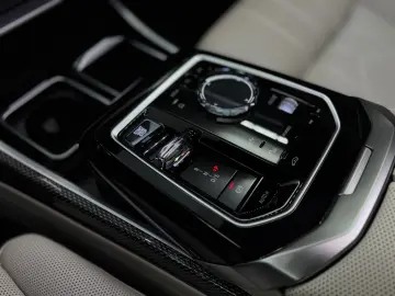 BMW M760 e xDrive M-SPORT TV B&W SKY-LOUNGE MEGAVOLL