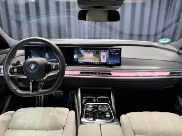 BMW M760 e xDrive M-SPORT TV B&W SKY-LOUNGE MEGAVOLL