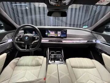 BMW M760 e xDrive M-SPORT TV B&W SKY-LOUNGE MEGAVOLL