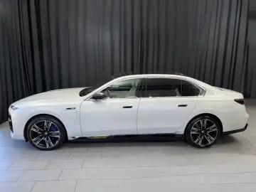 BMW M760 e xDrive M-SPORT TV B&W SKY-LOUNGE MEGAVOLL