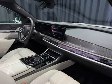 BMW M760 e xDrive M-SPORT TV B&W SKY-LOUNGE MEGAVOLL